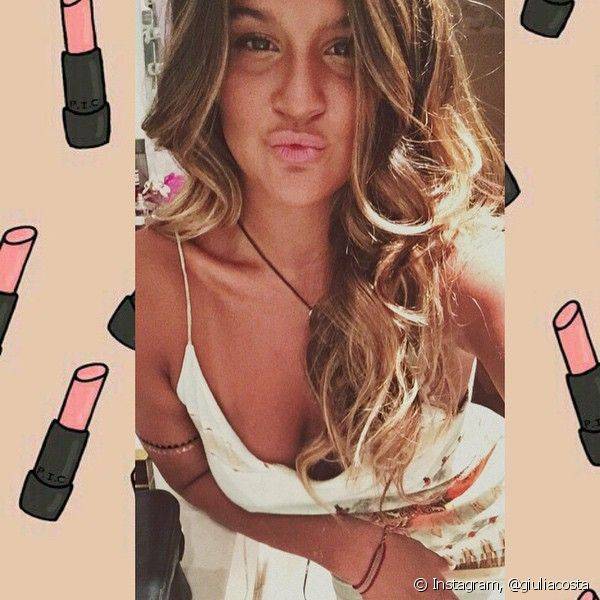 Giulia Costa aposta em pele bronzeada e batom rosa clarinho para looks praianos